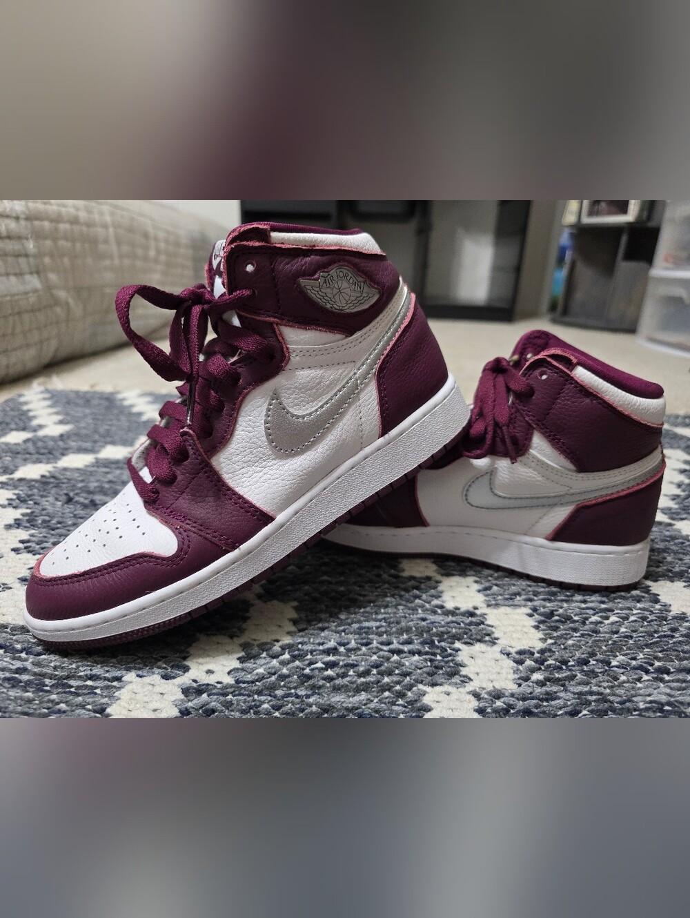 Jordans Retro 1 High Tops OG Bordeaux, Youth Size 5Y